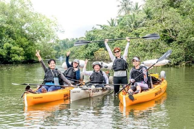 Fever-tours-kayaking-in-Pulau-Ubin-Large-coporate-group-team-bonding